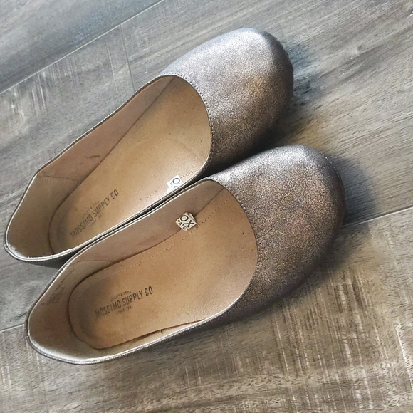 Flats - Picture 1 of 4